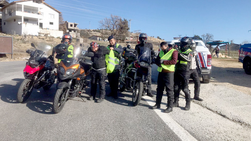 Mersin’de Jandarmadan, bisiklet ve motosiklet sürücülerine Reflektörlü Yelek 