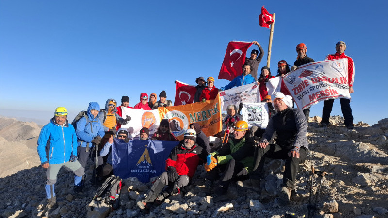 50 DAĞCI BOLKAR DAĞI’NIN ZİRVESİ MEDETSİZ’E TIRMANDI