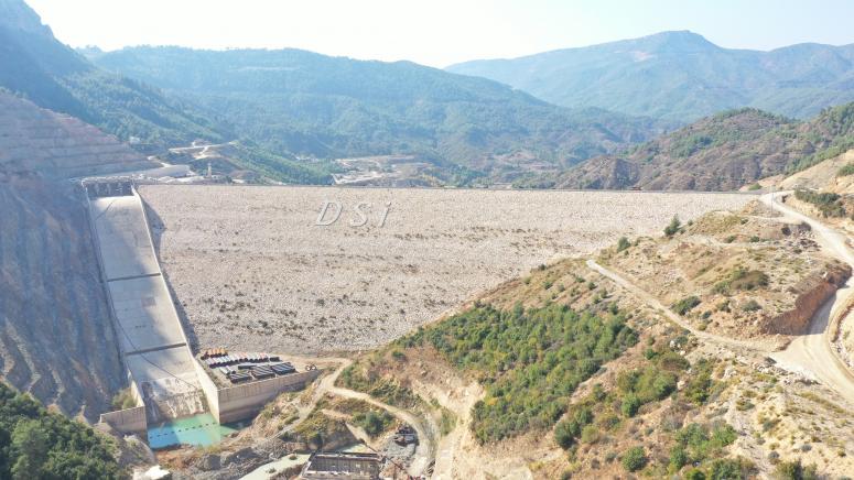 MERSİN TARSUS PAMUKLUK BARAJINDA ÖNEMLİ AŞAMA PAMUKLUK BARAJININ ÖN YÜZ BETON İMALATLARINA BAŞLANDI