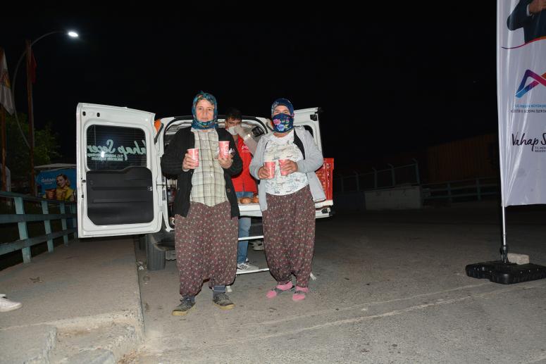 SABAH 05.00’TE TARIM İŞÇİLERİNE: “1 EKMEK 1 ÇORBA”