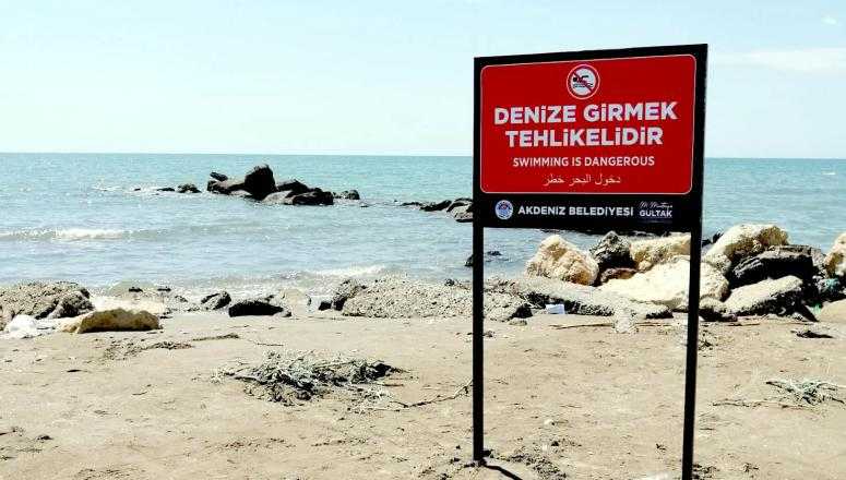 AKDENİZ BELEDİYESİ, BOĞULMALARA KARŞI SAHİLLERE UYARICI LEVHALAR ASIYOR