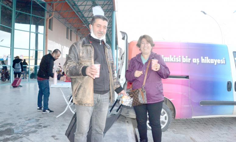 MERSİN BÜYÜKŞEHİR’DEN TARSUS TAŞTİ ÖNÜNDE DE ÇORBA DAĞITIMI