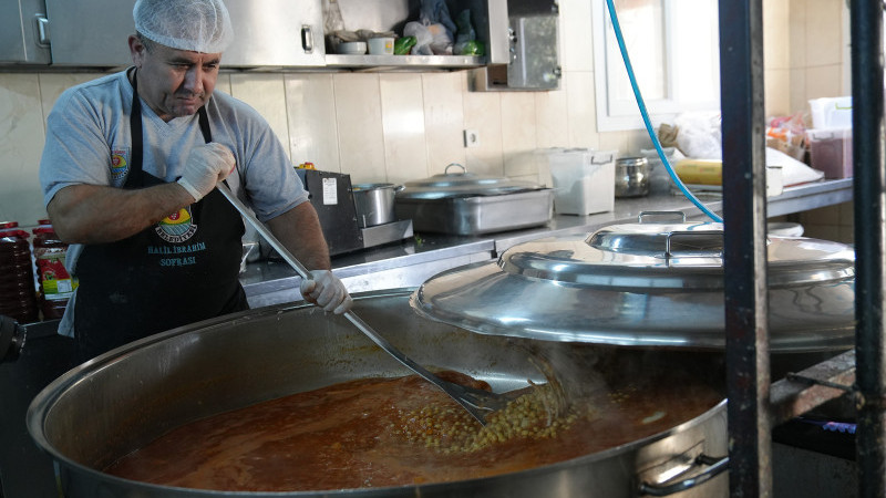 Tarsus Belediyesi’nden Depremzedelere Her Gün 6 Bin Sıcak Yemek