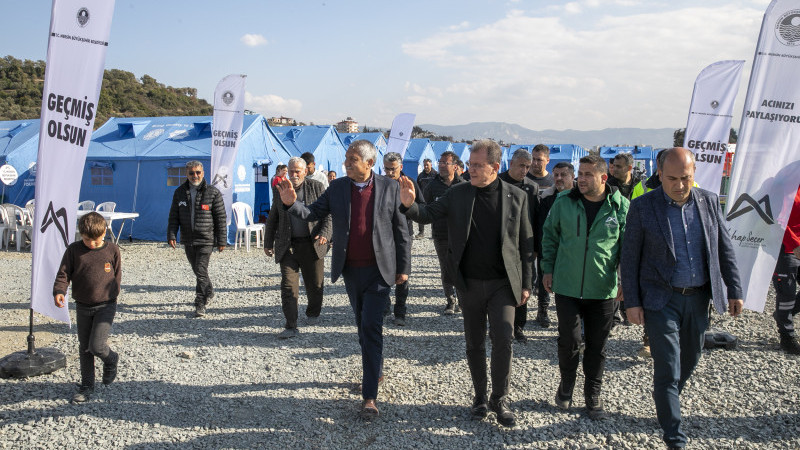 SEÇER, BÜYÜKŞEHİR’İN HATAY’DA KURDUĞU ÇADIR KENTİ ZİYARET ETTİ