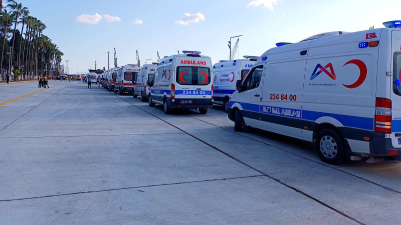 Mersin Limanı’na Gelen Yaralıları Büyükşehir’in Ambulansları Hastaneye Ulaştırıyor