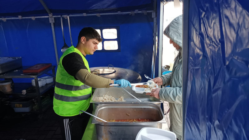 Yenişehir Belediyesi Adıyaman’da Her Gün 4 Bin Kişiye Yemek İkram Ediyor