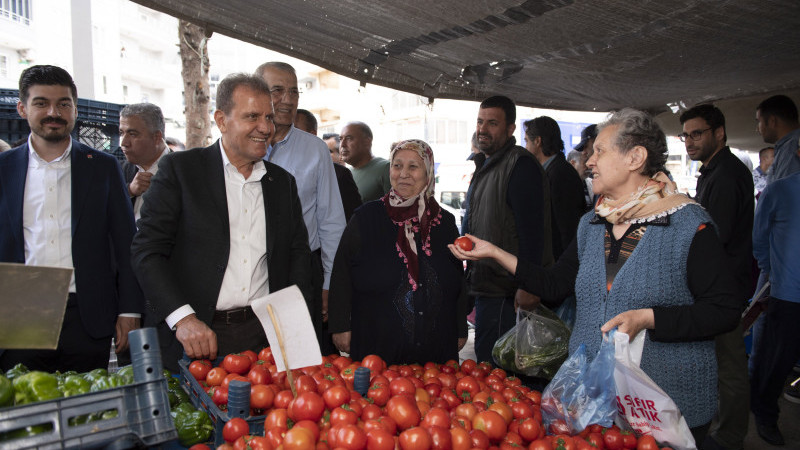 Başkan Seçer, Mezitli’de Pazar Gezdi, Vatandaşla Sohbet Etti 