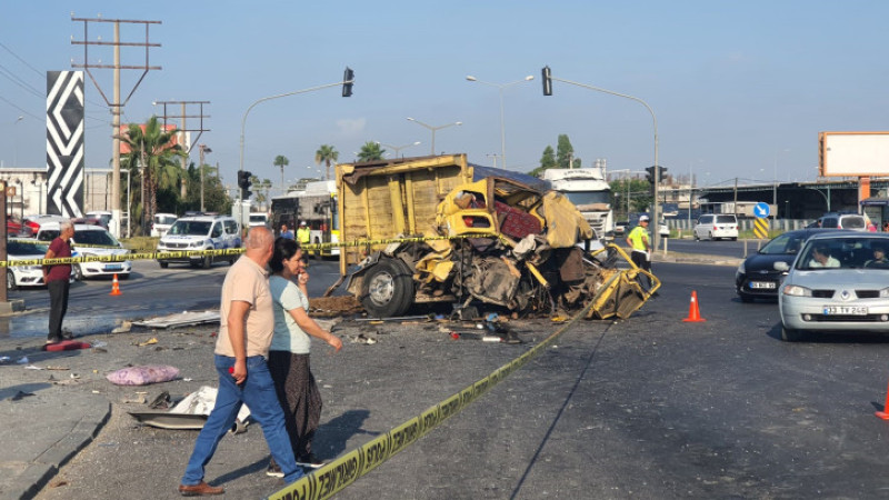 Tarsus Hal kavşağında otobüs ile kamyon çarpıştı 