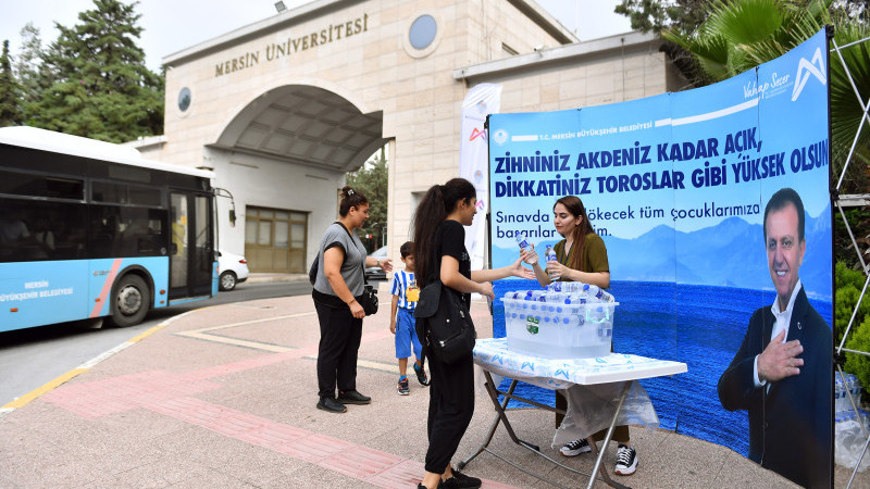 MERSİN BÜYÜKŞEHİR, YKS’YE GİREN ÖĞRENCİLERE VE AİLELERİNE SU İKRAMINDA BULUNDU