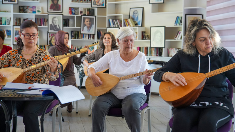 Tarsuslu Kadınlar Belediyenin Açtığı Bağlama Kursuyla Gençlik Hayalini Gerçekleştiriyor