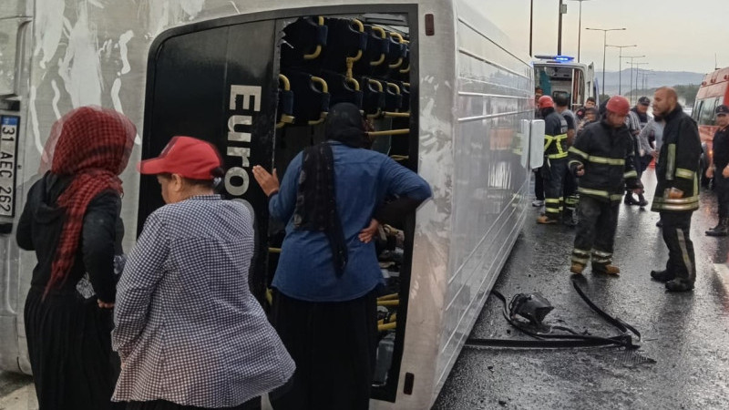 Tarsus'ta tarım işçilerini taşıyan servis otobüsü kaza yaptı
