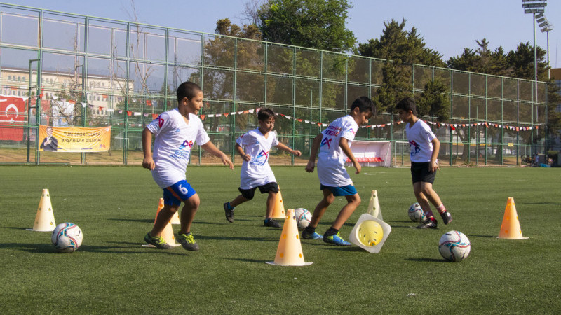 BÜYÜKŞEHİR’İN FUTBOL KURSLARI GELECEĞİN FUTBOLCULARINI YETİŞTİRİYOR