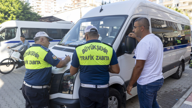 BÜYÜKŞEHİR ZABITA EKİPLERİ OKUL SERVİSLERİNİ DENETLİYOR 