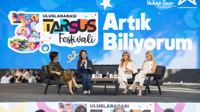 ‘3. ULUSLARARASI TARSUS FESTİVALİ’NE ‘ARTIK BİLİYORUM’ SÖYLEŞİSİ DAMGA VURDU