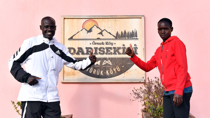 KENYALI MARATON KOŞUCULARI DOĞANIN İÇİNDE ANTRENMAN YAPTI 