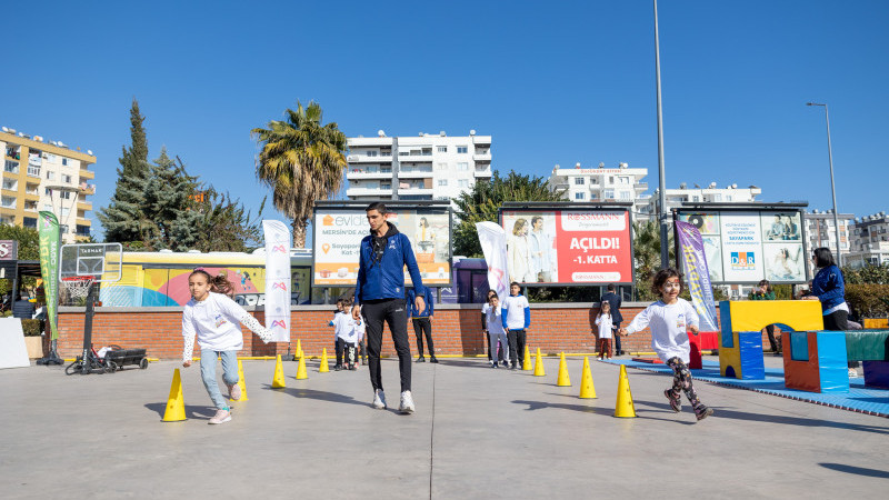 BÜYÜKŞEHİR SPORBÜS ARACI ALIŞVERİŞ MERKEZLERİNDE ÇOCUKLARLA BULUŞTU