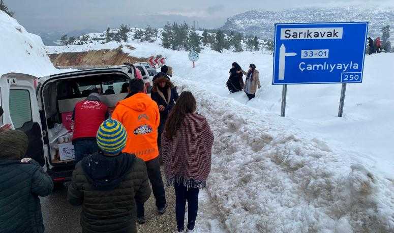 BÜYÜKŞEHİR EKİPLERİ, ÇAMLIYAYLA’DA VATANDAŞLARA SICAK ÇORBA VE KAYNAR DAĞITTI